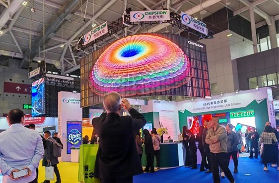 全场最“亮”的仔，15vip太阳成光电ICE冰灯屏在ISLE大放异彩